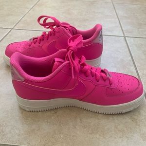 Wmns Air Force 1 '07 Essential 'Laser Fuchsia'